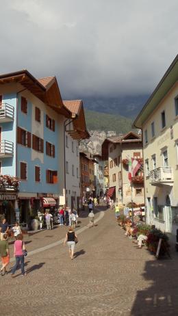 Alpine Splendor: Trekking from Meran to Lake Garda's Beauty (11)